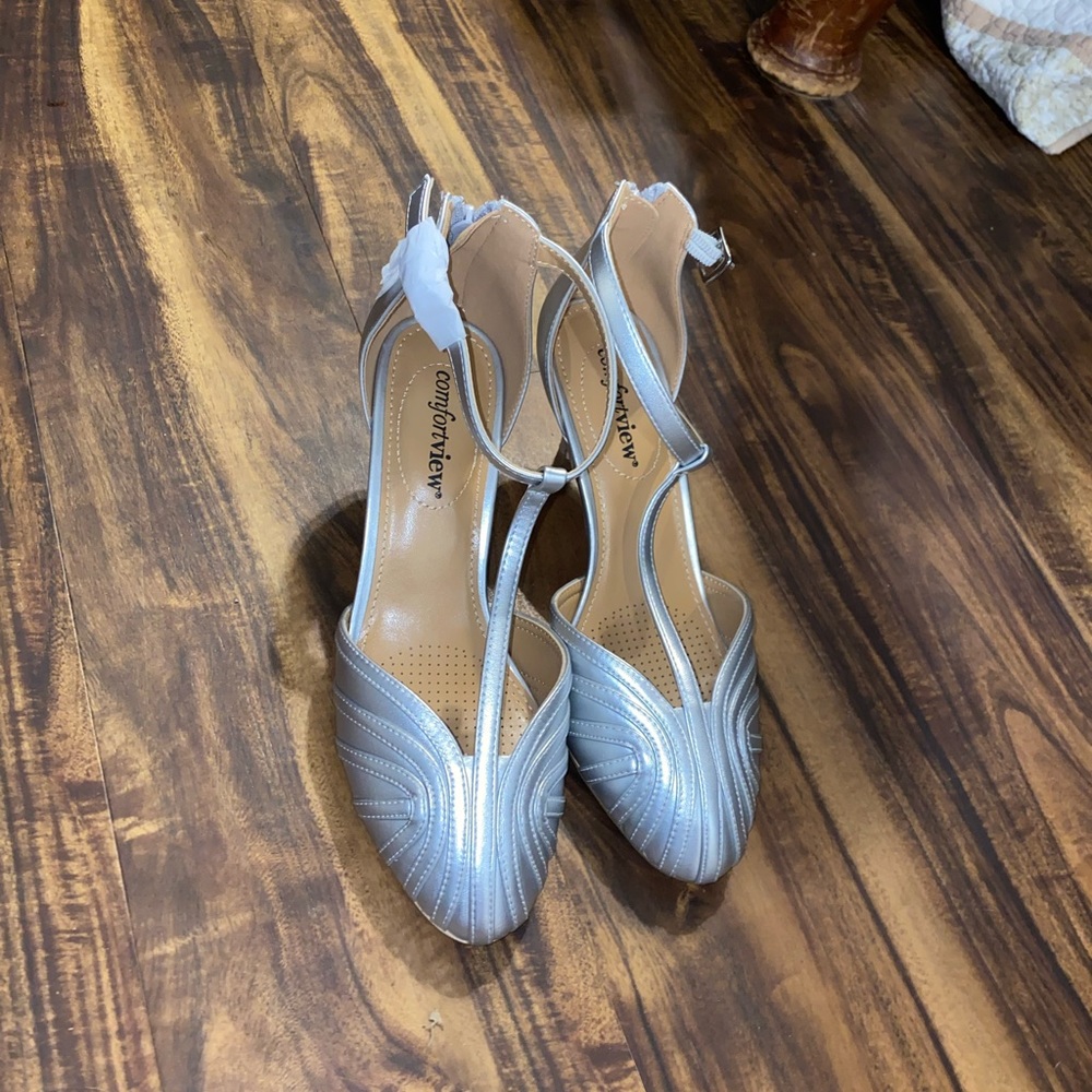 Jessica London stiletto hill silver. Never worn.